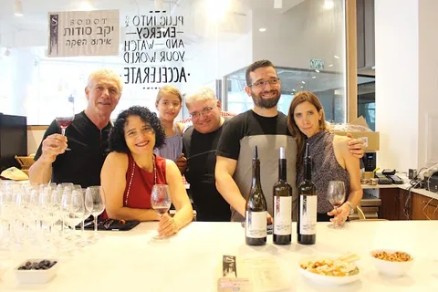 משפחת יקב סודות מרימה כוסית מאחורי דלפק הטעימות באירוע השקת יינות 2017